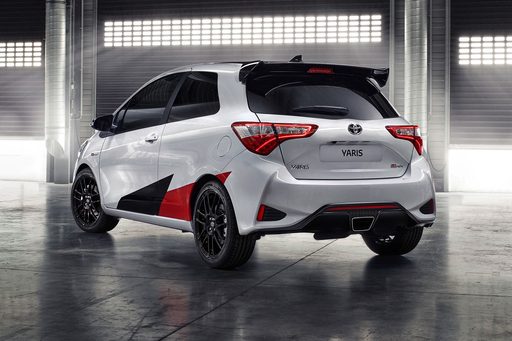 02_yaris_grmn_34rear_2 (1).jpg