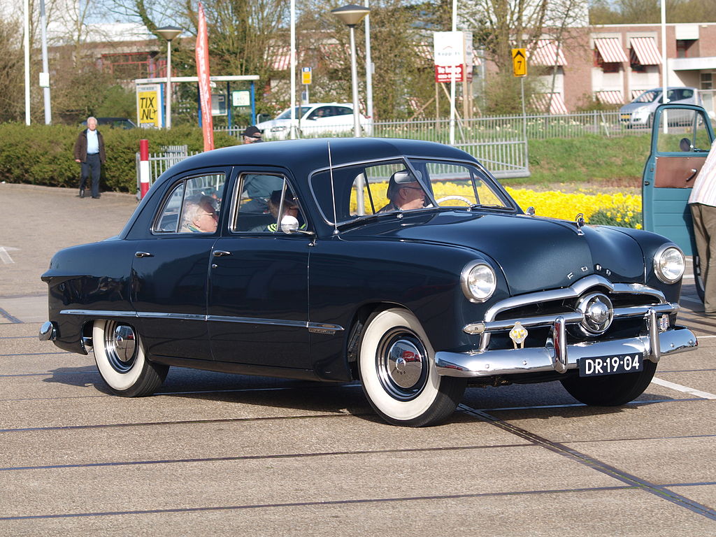 1024px-1949_Ford_custom_300_pic3.jpg