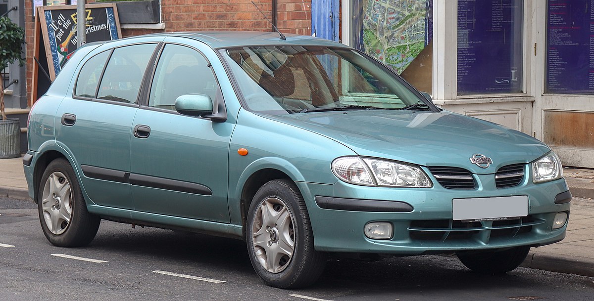1200px-2003_Nissan_Almera_E_1.5_Front.jpg