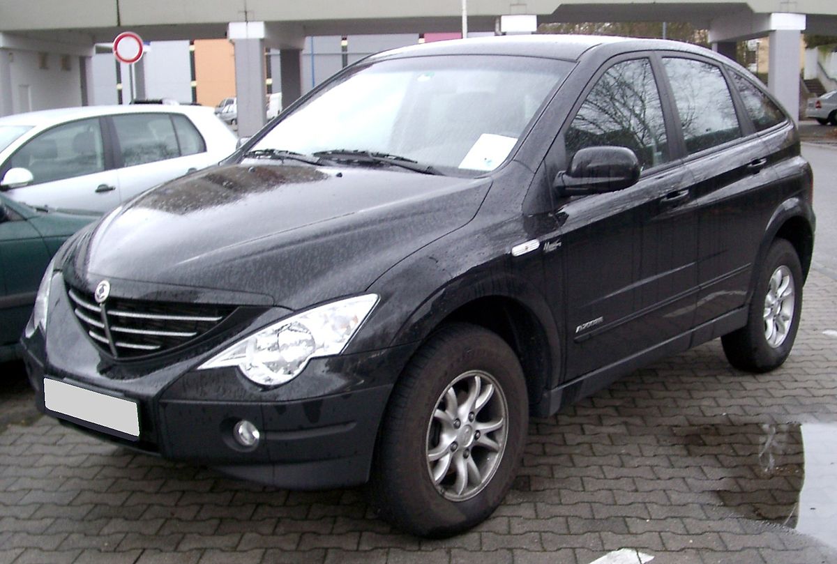 1200px-SsangYong_Actyon_front_20080303.jpg