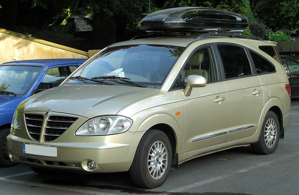 1200px-SsangYong_Rodius_270_Xdi_front_20100719.jpg