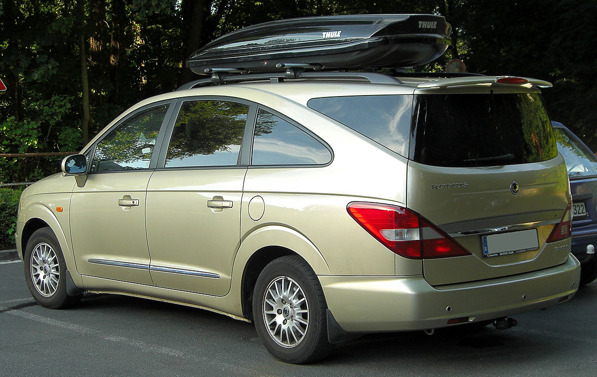 1200px-SsangYong_Rodius_270_Xdi_rear_20100719.jpg