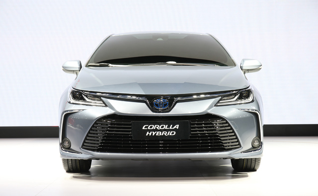 2019-toyota-corolla-hybrid-sedan-eu-e210-00007_p1qaiv.jpg