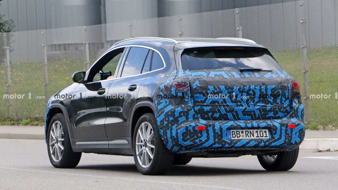 2021-mercedes-eqa-spy-photo.jpg
