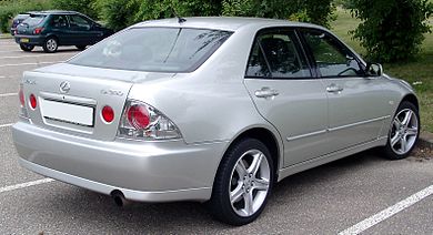 390px-Lexus_IS_300_rear_20080617.jpg