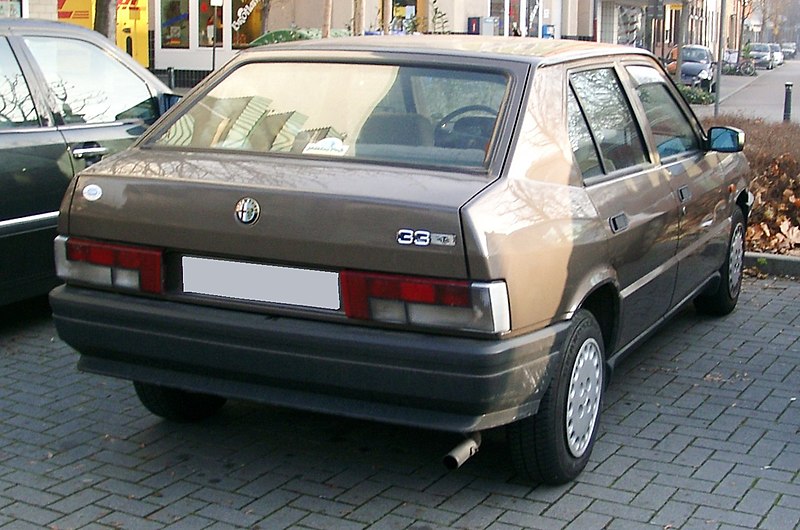800px-Alfa_Romeo_33_rear_20071205.jpg