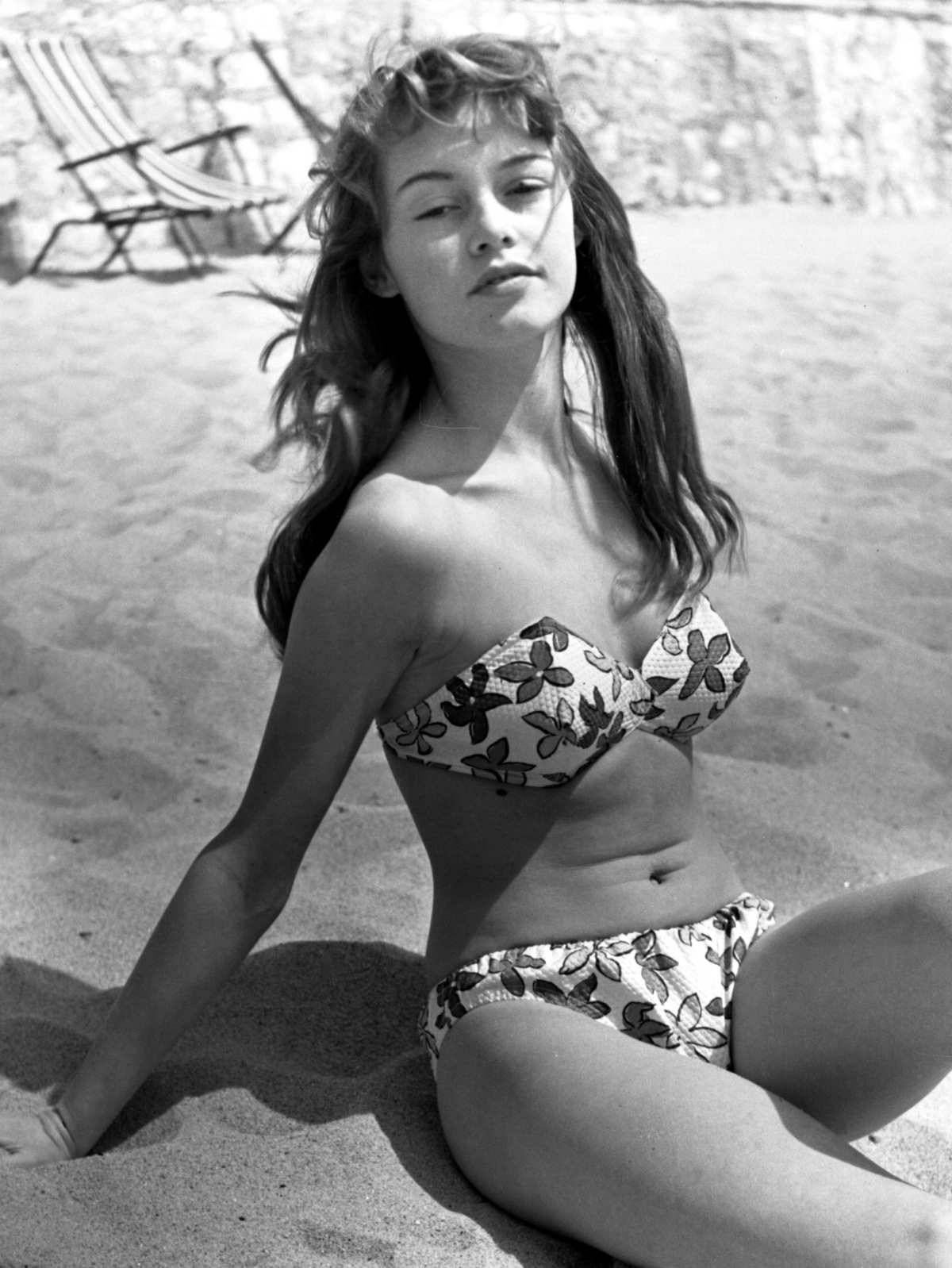 brigitte-bardot-at-cannes-1953-1.jpg