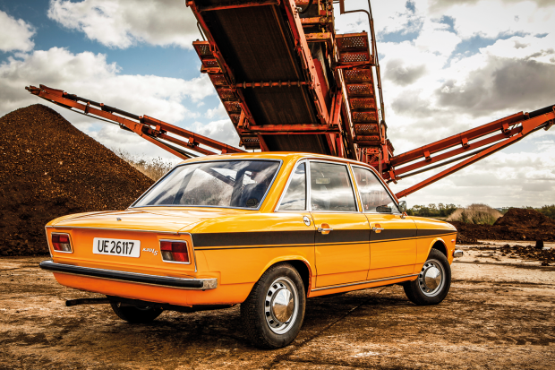 classic_and_sports_car_NSU_Ro80_Vs_VW_K70_K70_rear.png