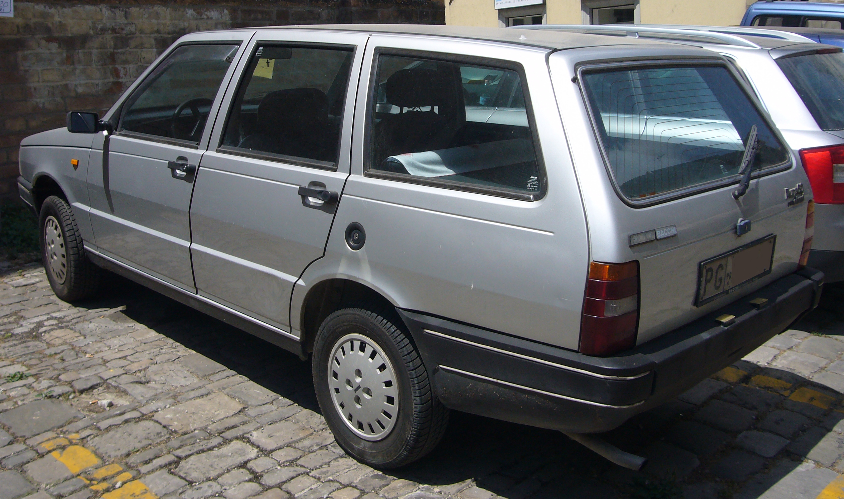 Fiat_Duna_Weekend_60_(rear_quarter).jpg