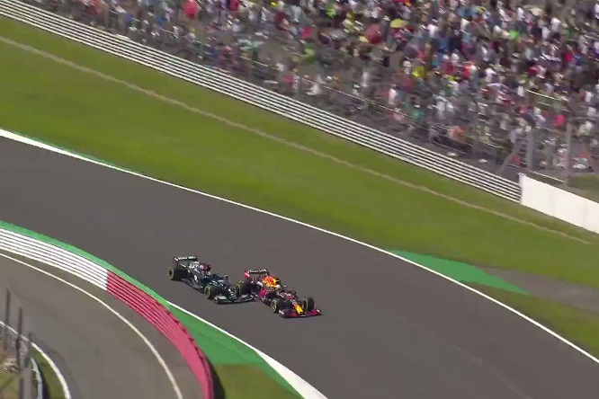 hamilton-verstappen-silverstone-8.jpg