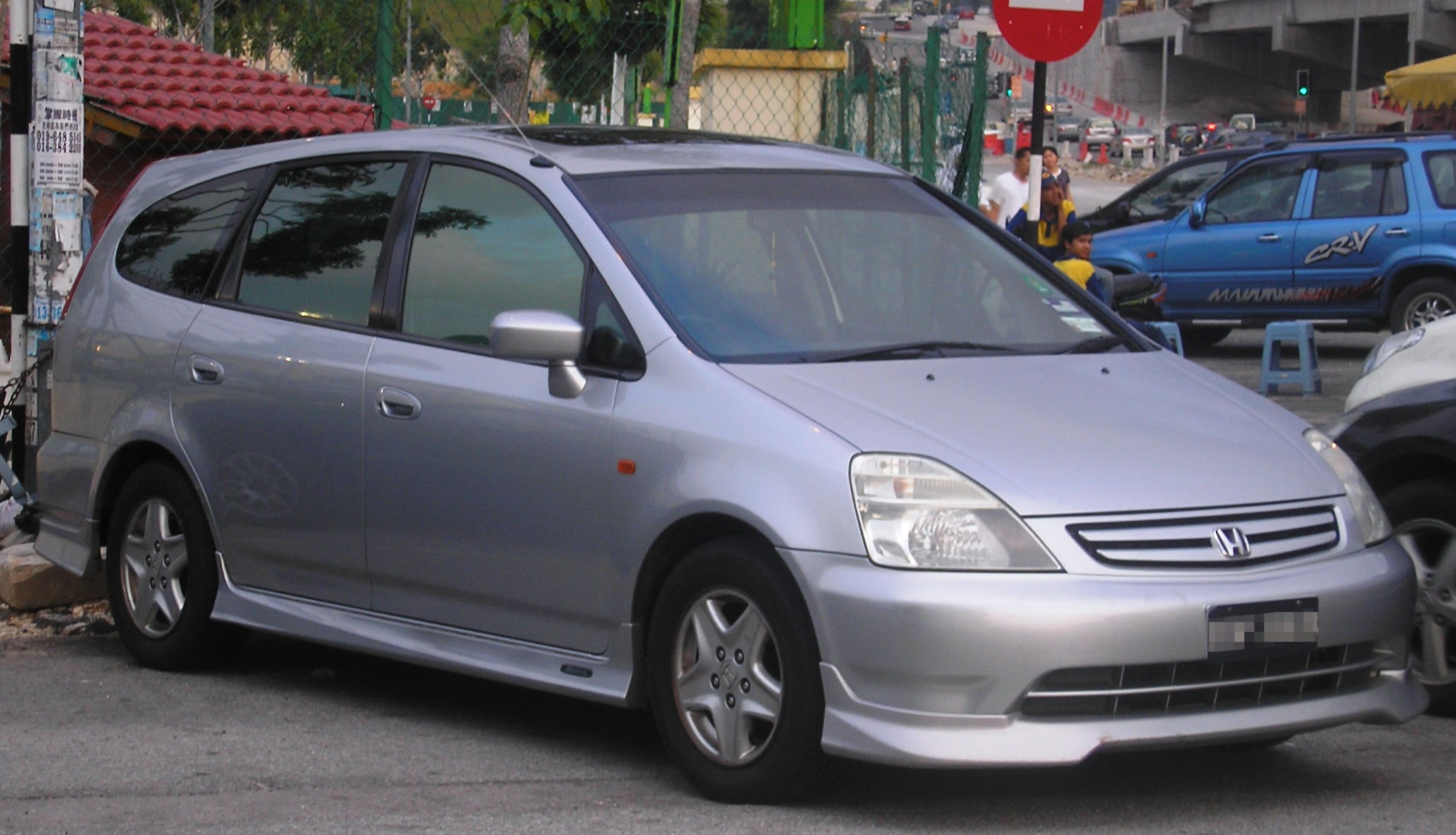 Honda_Stream_(first_generation)_(front),_Serdang.jpg