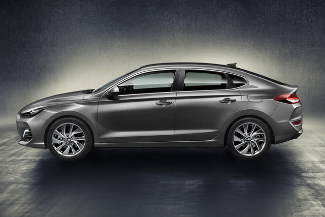 hyundai-i30-fastback-2017-07_7.jpg