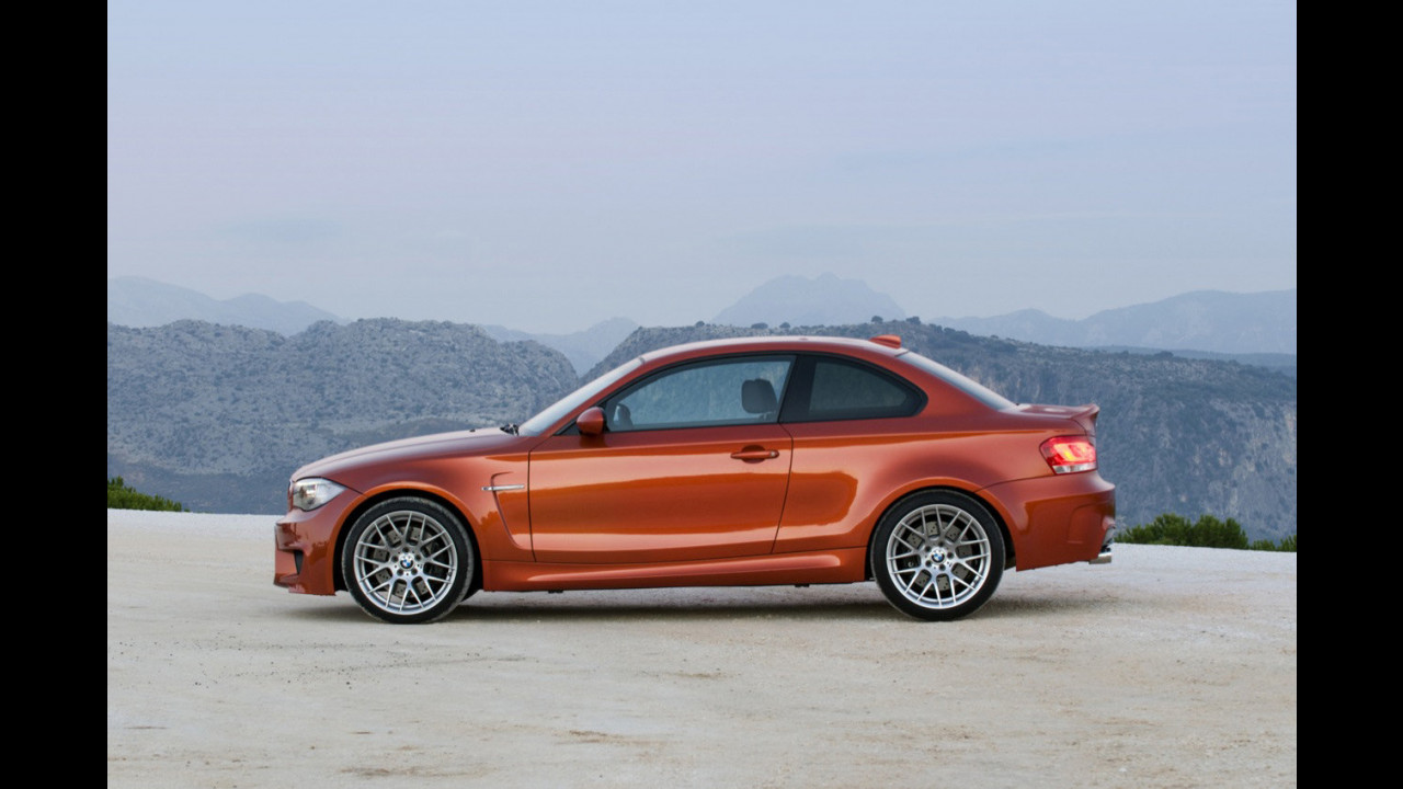la-bmw-1m-di-traverso-su-un-grattacielo.jpg