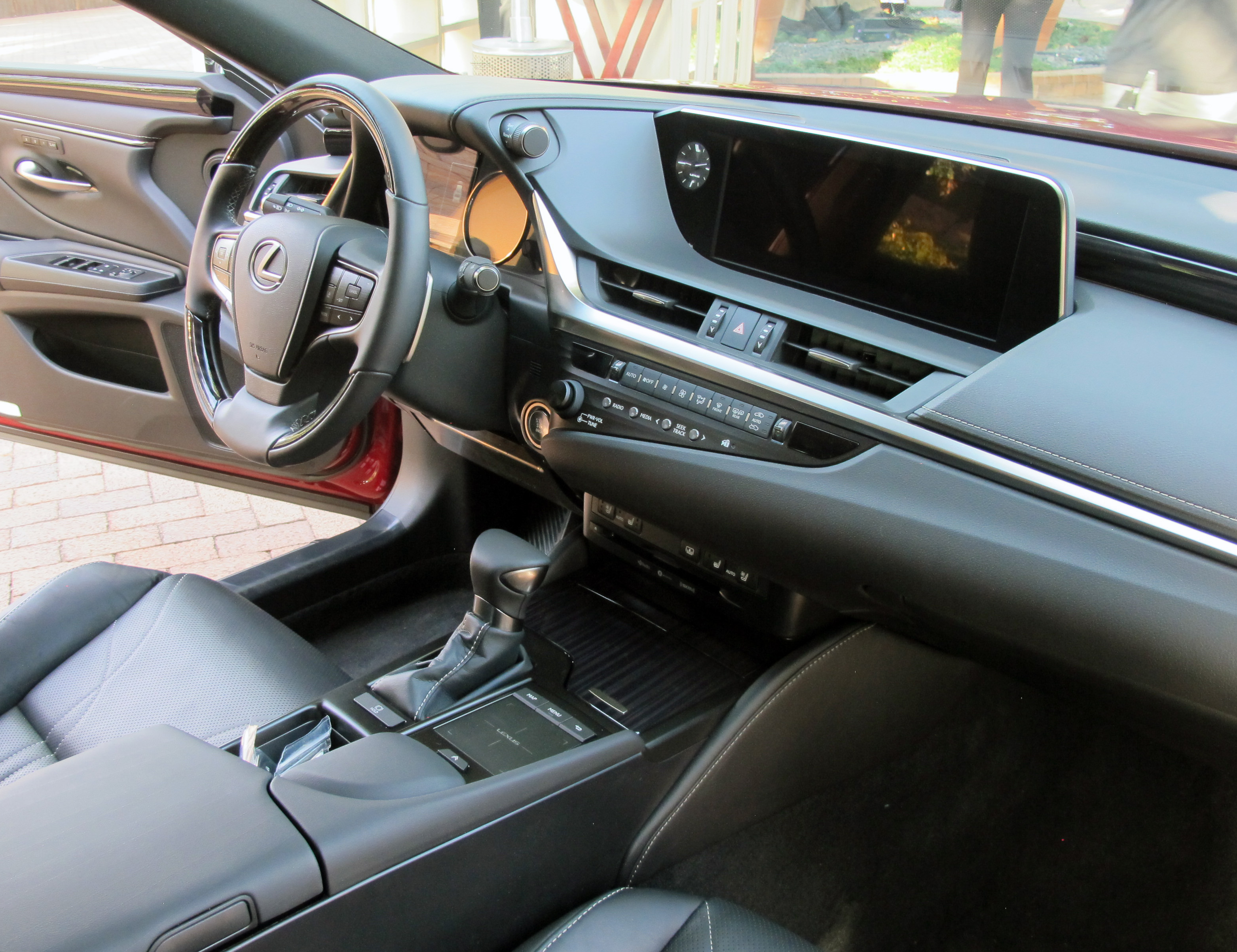 Lexus_ES_2019_inter.jpeg