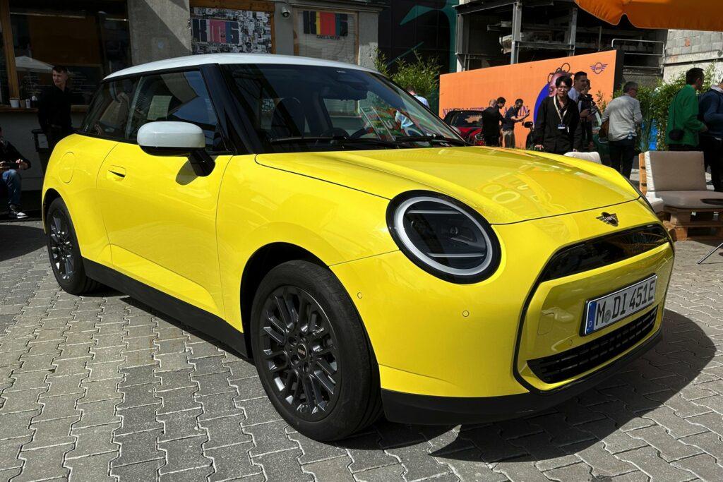 mini-cooper-j01-sunny-side-yellow-e-live-01-1024x683-jpg-e18ce3cf025b60ba7d503198437eaf40-jpg.29532
