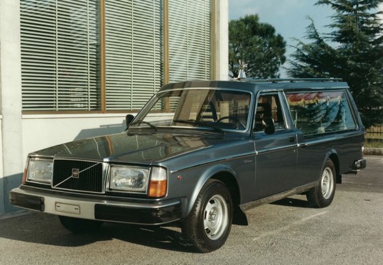 PILATO_1980_autofunebre-volvo-244.jpg