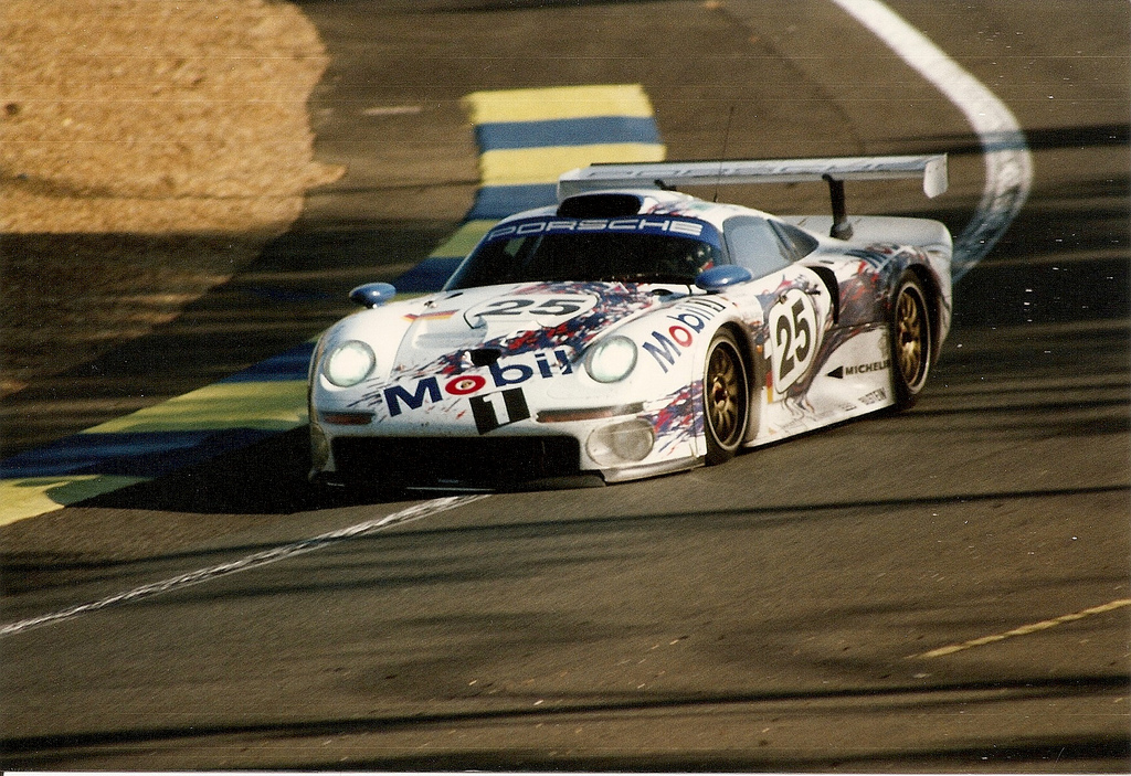 Porsche 911 GT1 Le Mans 1996.jpg