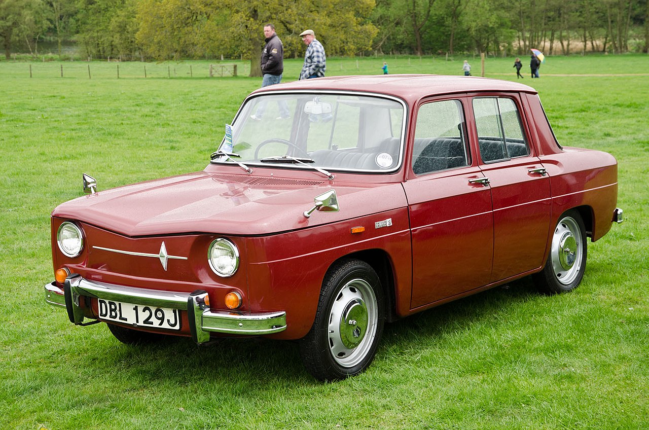 Renault_8_(1971)_-_8904859857.jpg