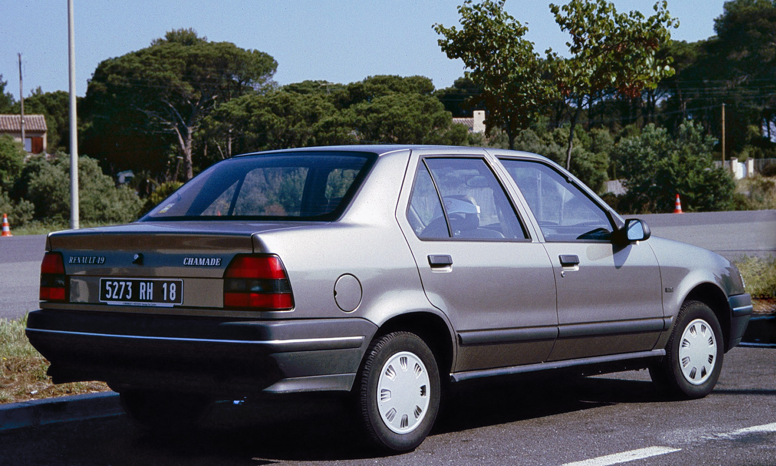 Renault_Chamade_4dr_notchback.jpg
