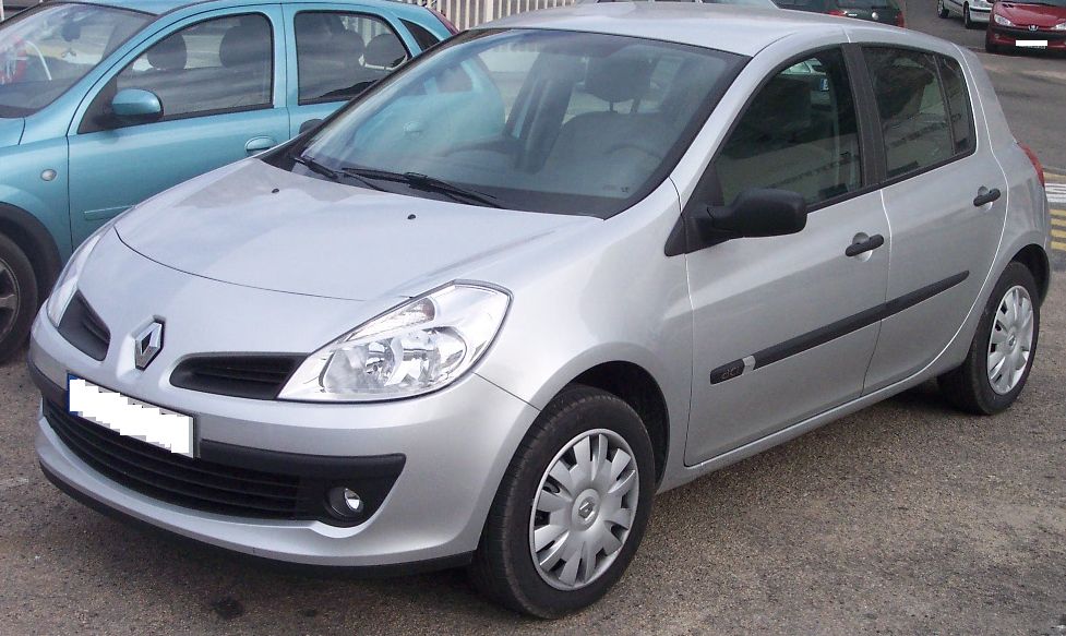 Renault_Clio_2006_silver_vl.jpg