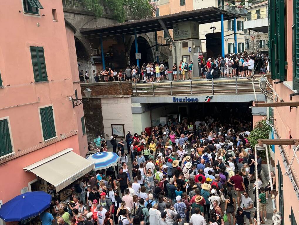 ressa-a-vernazza-il-borgo-affollatissimo-a-ridosso-della-stazione-ferroviaria-417118.jpg