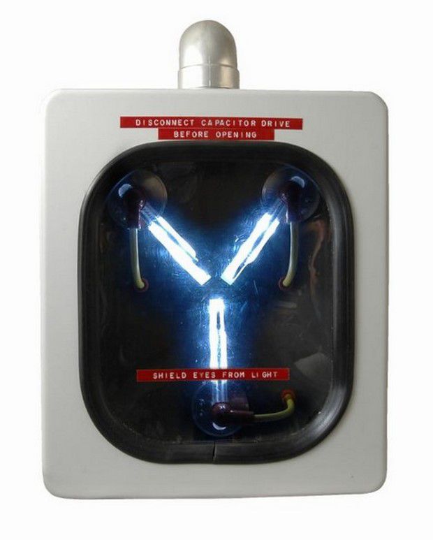 Ritorno-al-futuro-gadget-replica-life-size-caricatore-USB-e-t-shirt-del-Flusso-canalizzatore-1.jpg