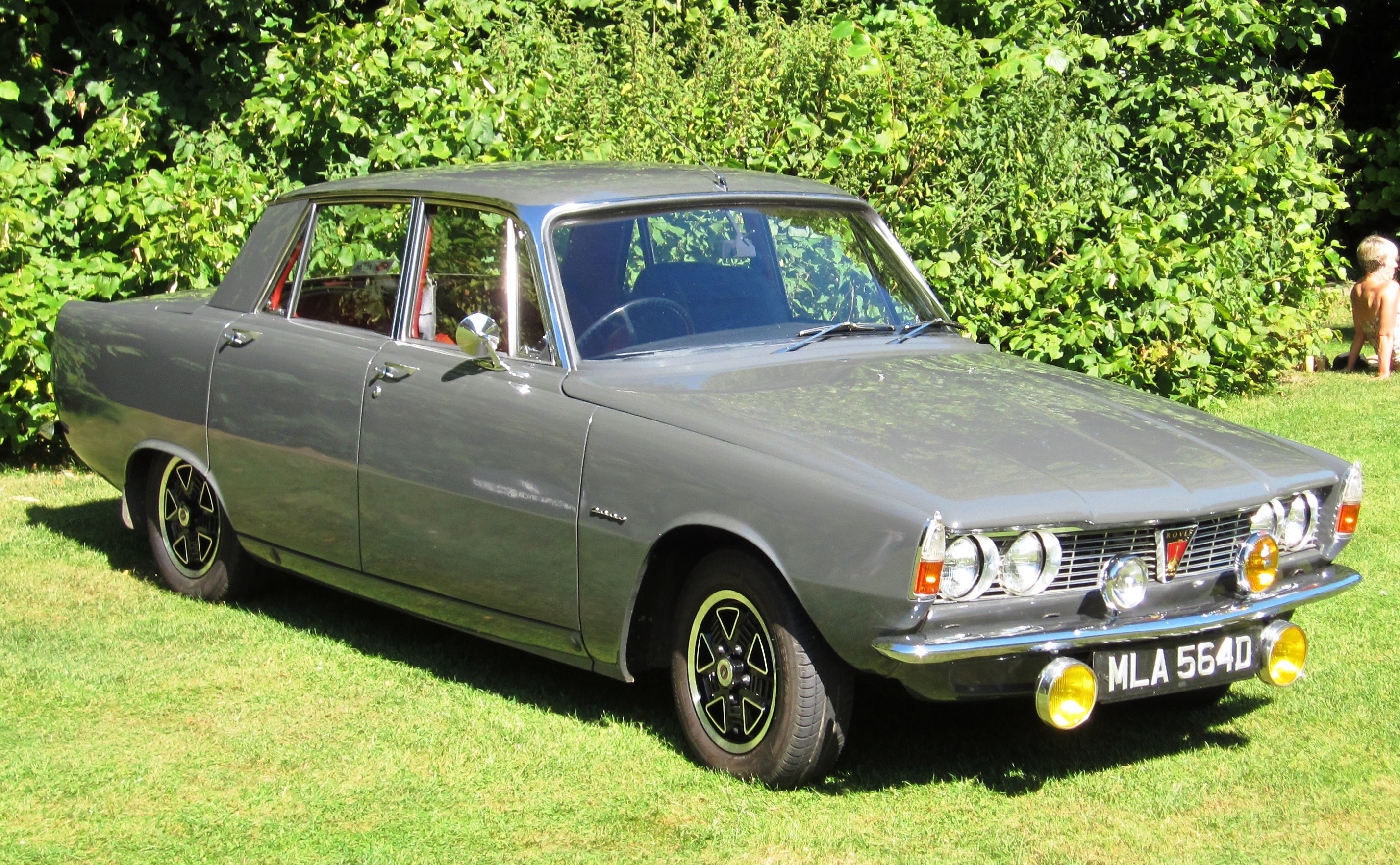 Rover_2000_with_extra_lights_first_registered_May_1966_1978cc.jpg