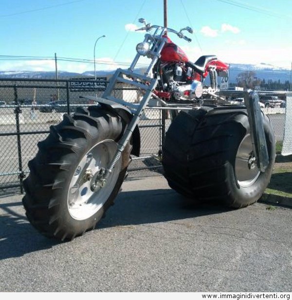 una-moto-con-giganti-pneumatici.jpg